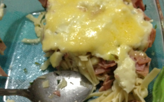 Macarrão com presunto e molho branco