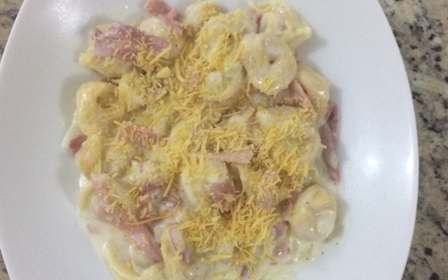 Capeletti ao molho branco e presunto