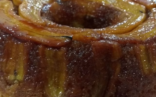 Bolo de banana caramelizada