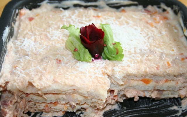 Torta de pão de forma cremosa com atum