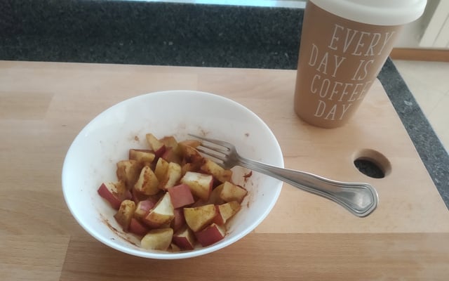 Maçã assada no micro-ondas