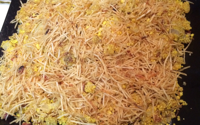 Farofa de banana da terra com batata palha