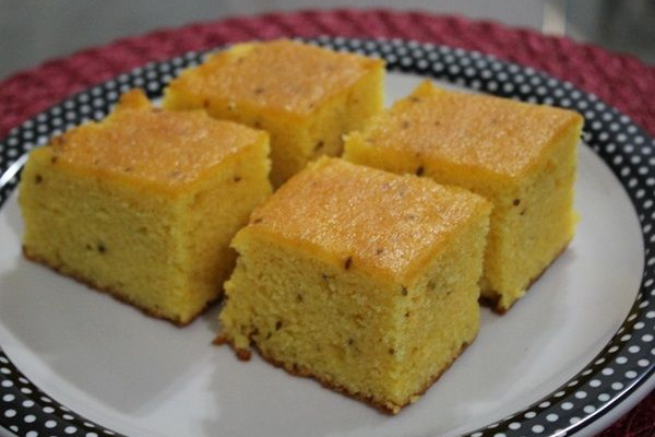 Bolo de fubá com coco e erva doce