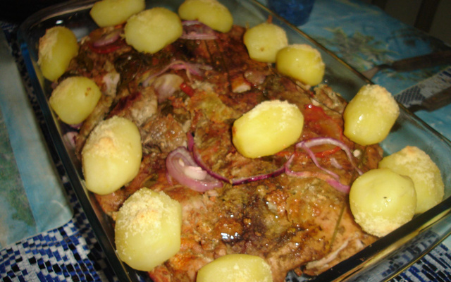 Atum ao forno com batatas gratinadas
