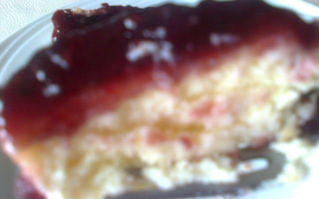 Torta de ricota com calda de amora