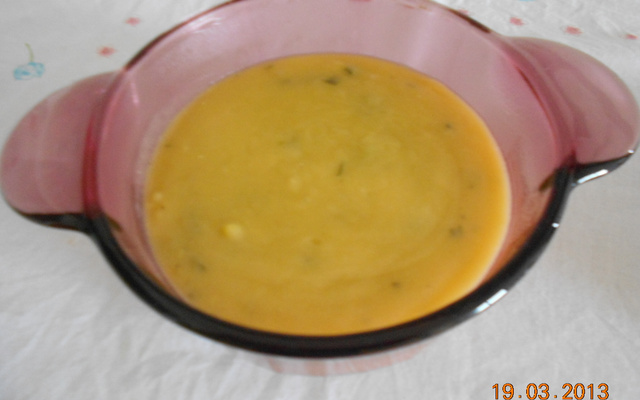 Sopa de milho com frango desfiado