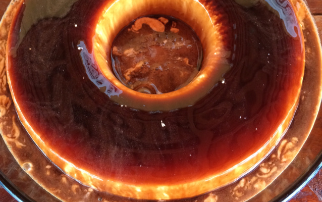 Sorvete de creme com cobertura de chocolate