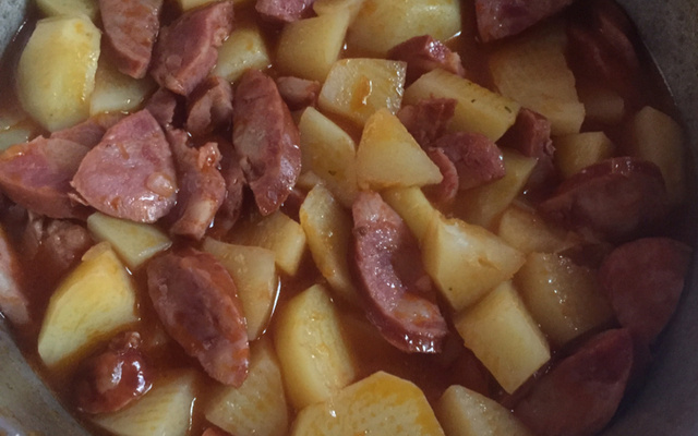 Ensopado de linguiça com batata