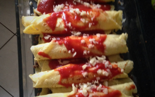 Panqueca com recheio de carne moída e mussarela