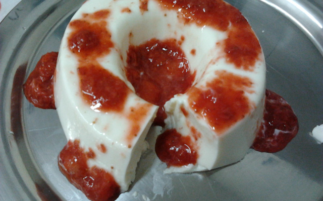 Manjar de coco com calda de morango diet