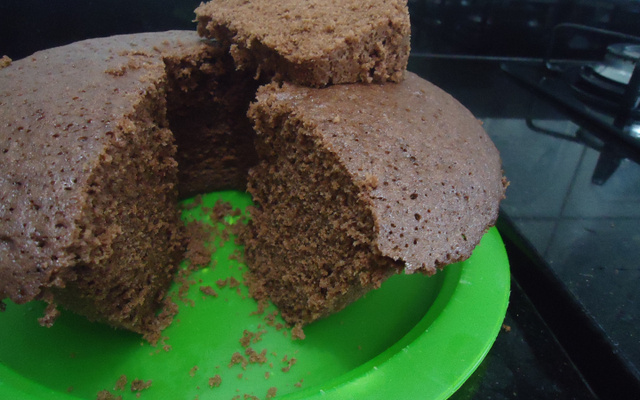 Bolo de chocolate de microondas com calda de falso brigadeiro