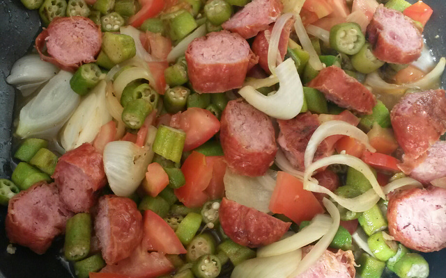 Quiabo com lingüiça