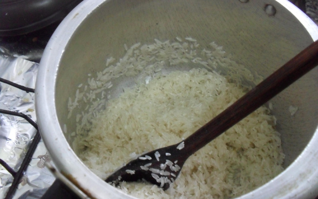 Arroz na panela de pressão em 5 minutos