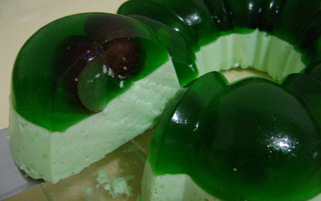 Gelatina de limão com uva