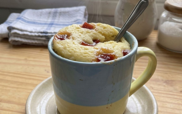 Bolo de caneca sabor goiabada zero glúten com colher
