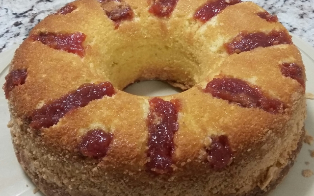 Bolo de fubá com goiabada