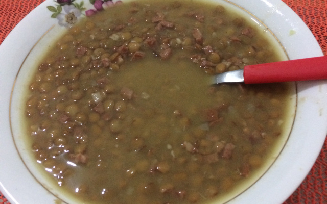 Sopa de lentilha com linguiça