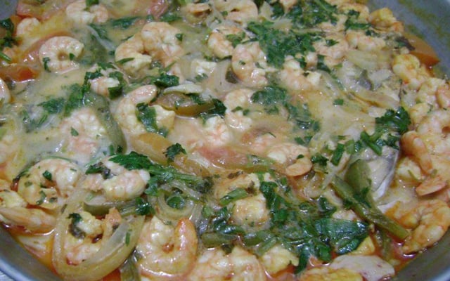 Moqueca de peixe ao molho de camarão