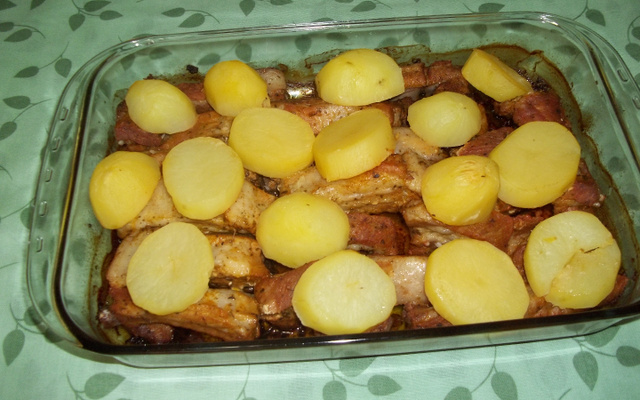 Costelinha de porco com batata assada