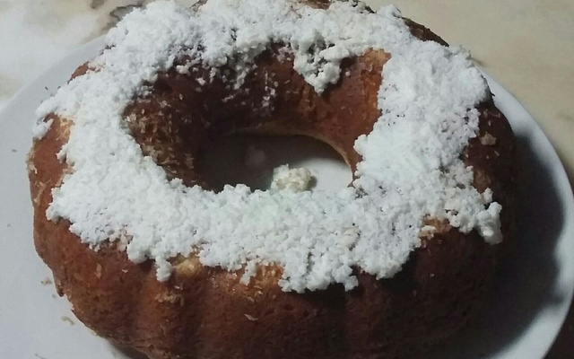 Bolo simples de coco com cobertura de chocolate (muito fácil)