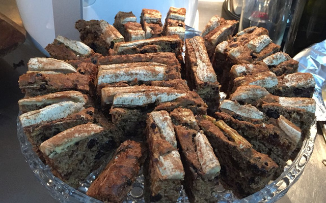 Bolo light de banana com ameixas e passas