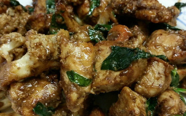 Stir fry de frango com pasta de amêndoas