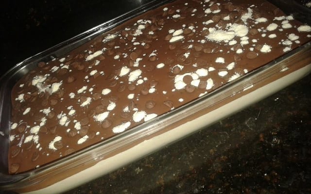 Mousse de limão com cobertura cremosa de chocolate