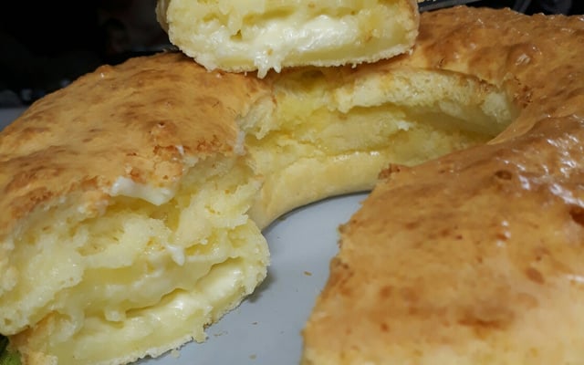Pão de queijo de forma recheado