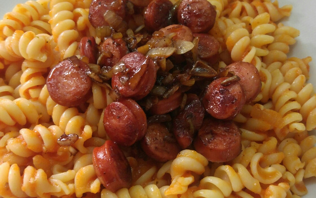 Penne ao molho de tomate assado com calabresa fininha frita