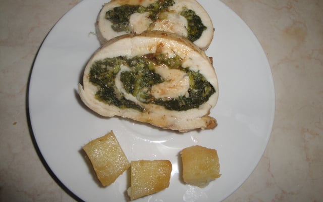 Enroladinho de frango com ricota e espinafre