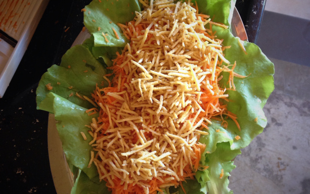 Molho de mostarda com salada de alface, cenoura e batata palha