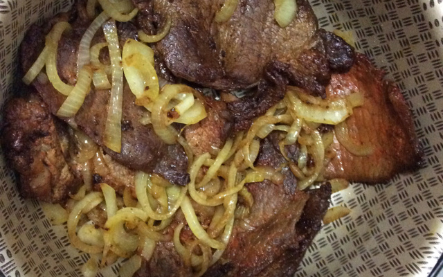 Bife acebolado, com pimenta calabresa e colorau