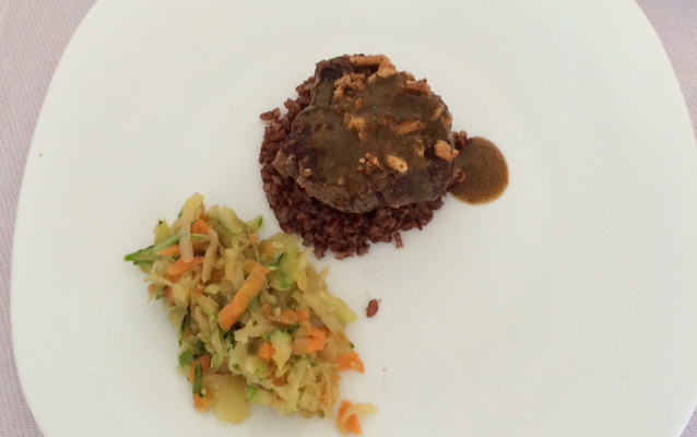 Medalhões com crosta de castanha e molho agridoce