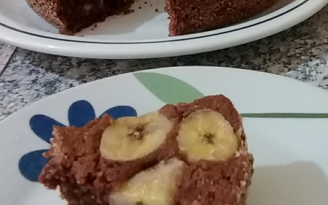 Bolo vegano sem ovo, de banana e chocolate 