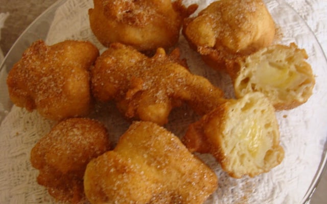 Bolinho de chuva com recheio de banana