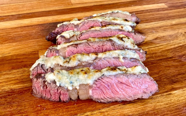 Ancho assado com crosta de gorgonzola