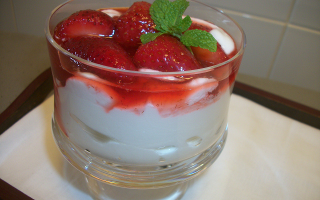 Sobremesa rápida de morango com creme