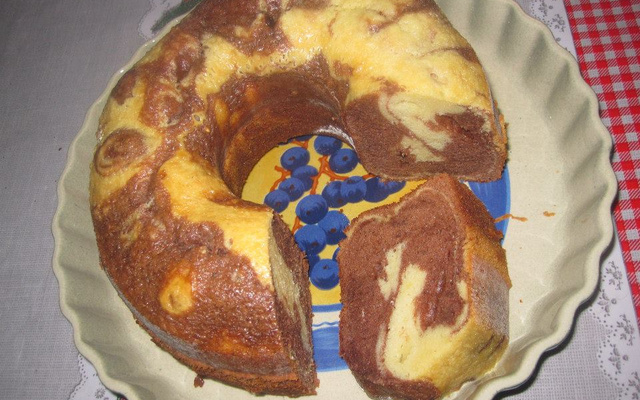 Bolo mesclado de baunilha e chocolate