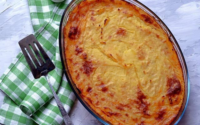 Escondidinho de batata-doce e frango na travessa