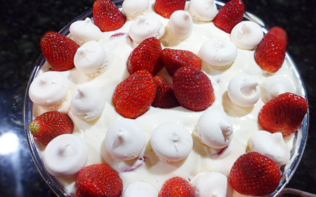 Sobremesa de suspiro com morango