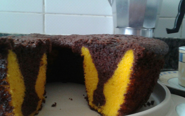 Bolo de cenoura mesclado com chocolate de liquidificador