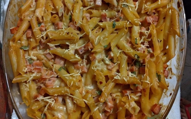 Macarrão com queijo e presunto ao forno