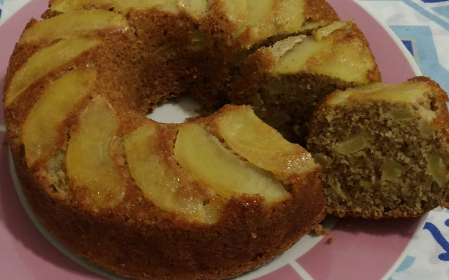 Bolo integral de maçã, canela e aveia