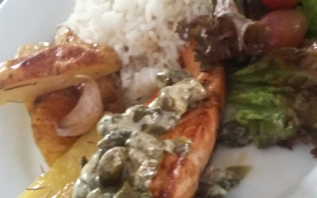 Salmão ao forno com molho de manteiga com alcaparras