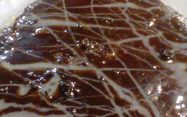 Sorvete de creme com cobertura de chocolate