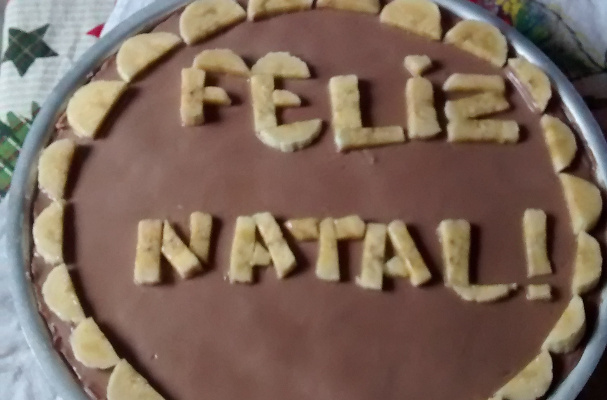 Cheesecake de banana com calda de chocolate