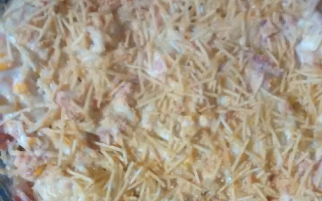 Macarrão de forno ao molho branco de queijo e presunto