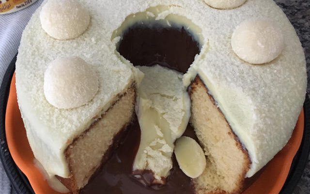 Bolo vulcão de leite em pó com creme de avelã