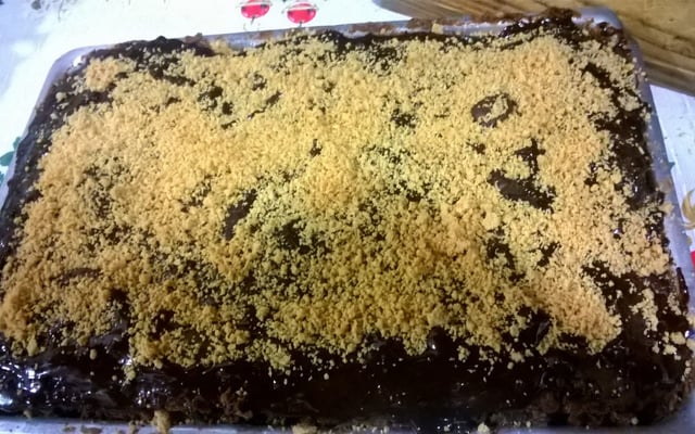 Bolo de brigadeiro com paçoca