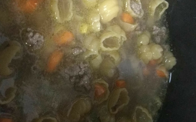 Sopa de carne moída e legumes